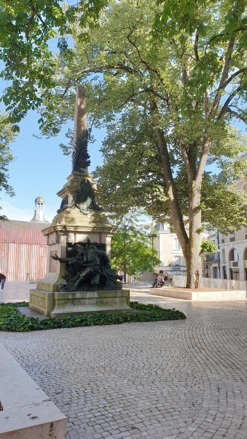 Chambres Poitiers Centre Ville - Salle De Bain, Refrigerateur, Tv Et Machine A Cafe Privatifs - Cuisine Commune - Terrasse - Hotel De Ville A 200M מראה חיצוני תמונה