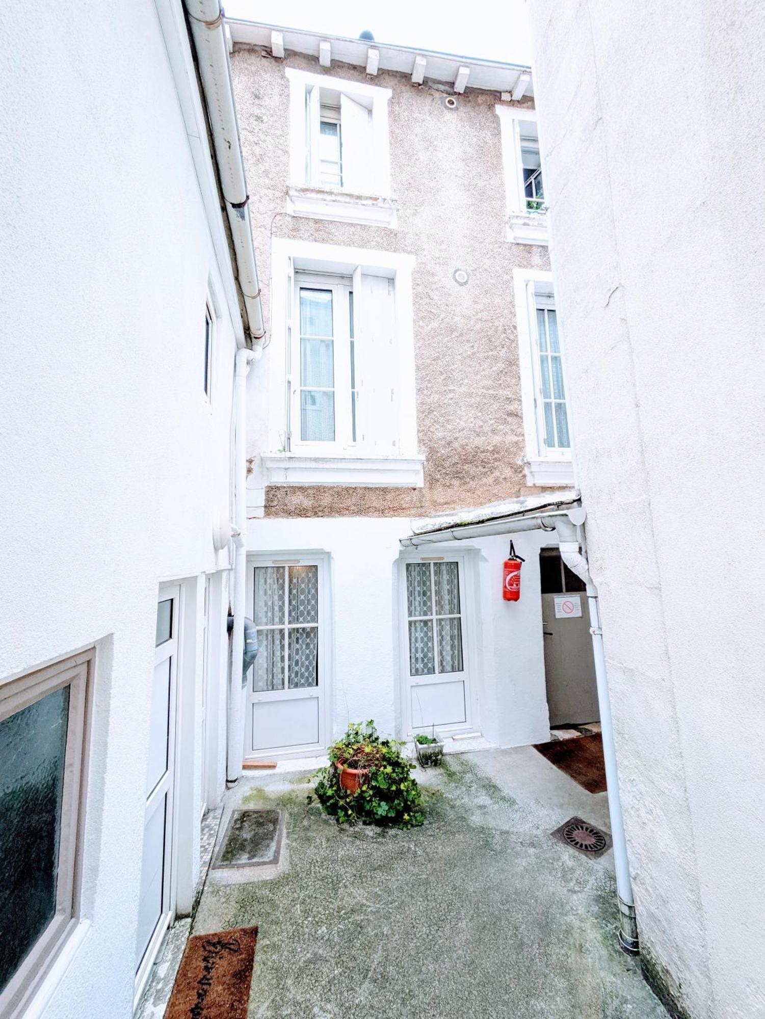 Chambres Poitiers Centre Ville - Salle De Bain, Refrigerateur, Tv Et Machine A Cafe Privatifs - Cuisine Commune - Terrasse - Hotel De Ville A 200M מראה חיצוני תמונה